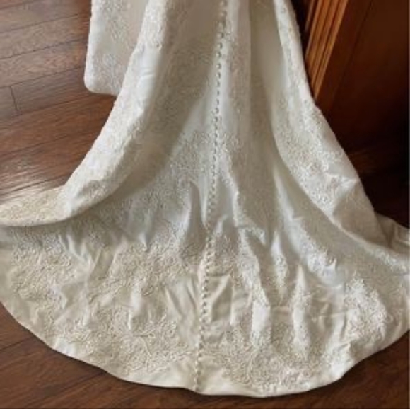 Oleg Cassini wedding dress, size 8, white - Picture 3 of 5